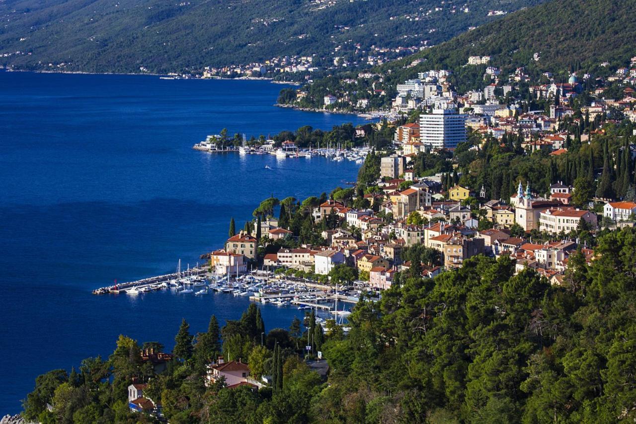 Apartments Matacin With Sea View Opatija Eksteriør billede