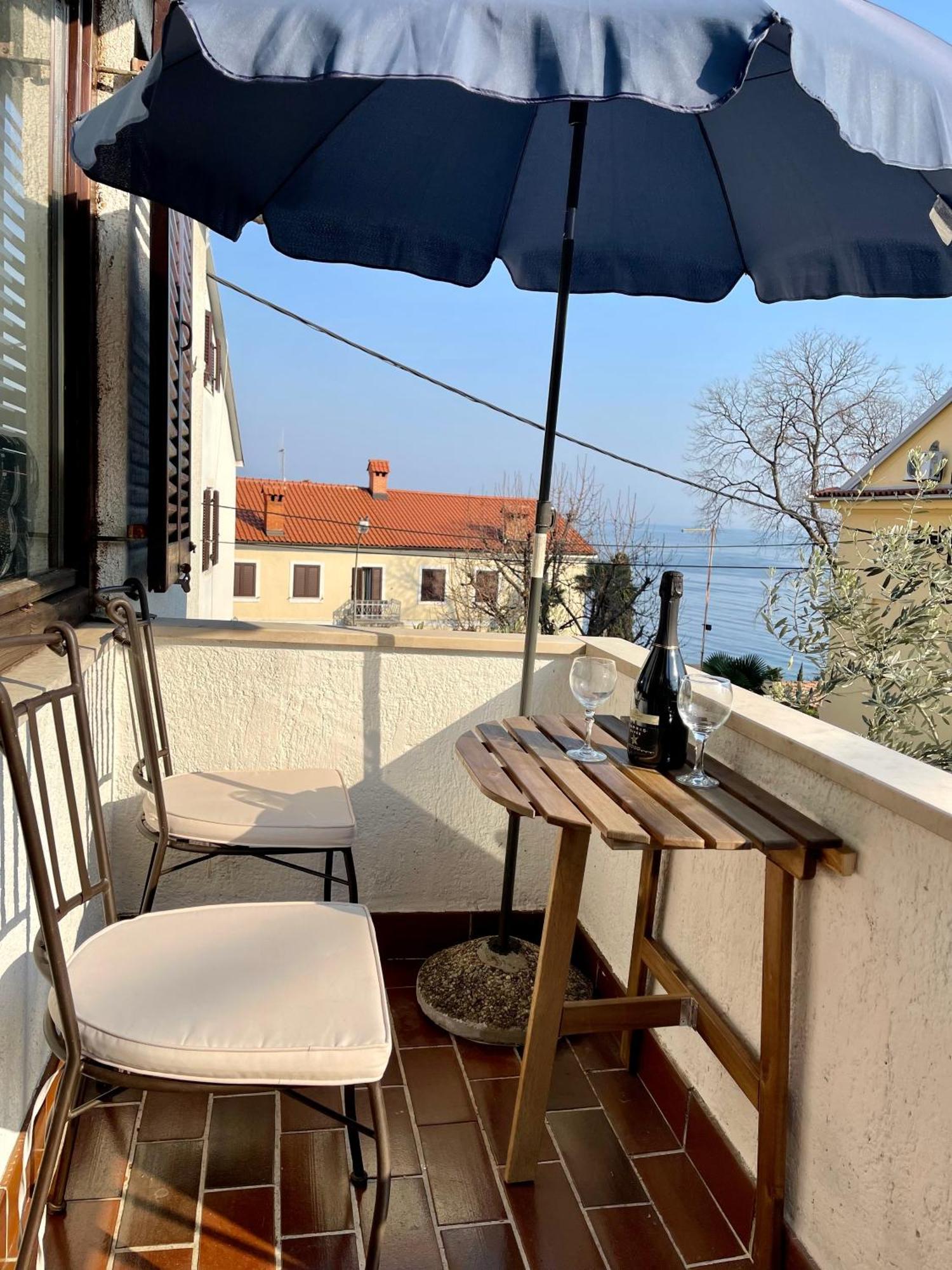 Apartments Matacin With Sea View Opatija Værelse billede